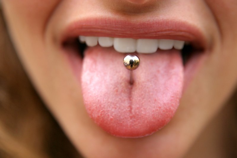 Oral piercing: what are the risks?